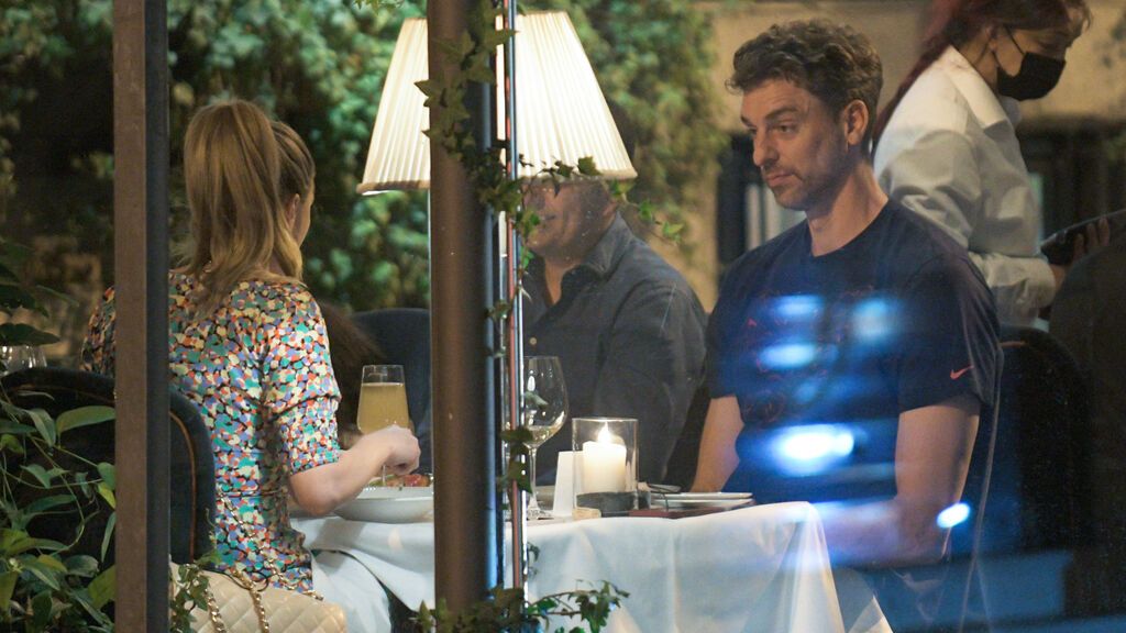 EuropaPress_3842360_pau_gasol_mujer_catherine_mcdonnell_cenan_terraza_14_julio_2021_madrid