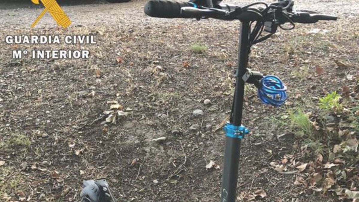 En patinete eléctrico, sin casco En patinete eléctrico, sin casco