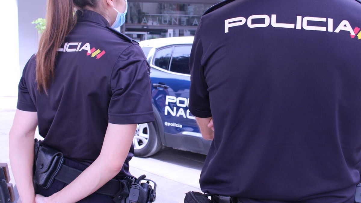 La Policía Nacional salva la vida a un hombre que se autolesionó con un cuchillo La Policía Nacional salva la vida a un hombre que se autolesionó con un cuchillo