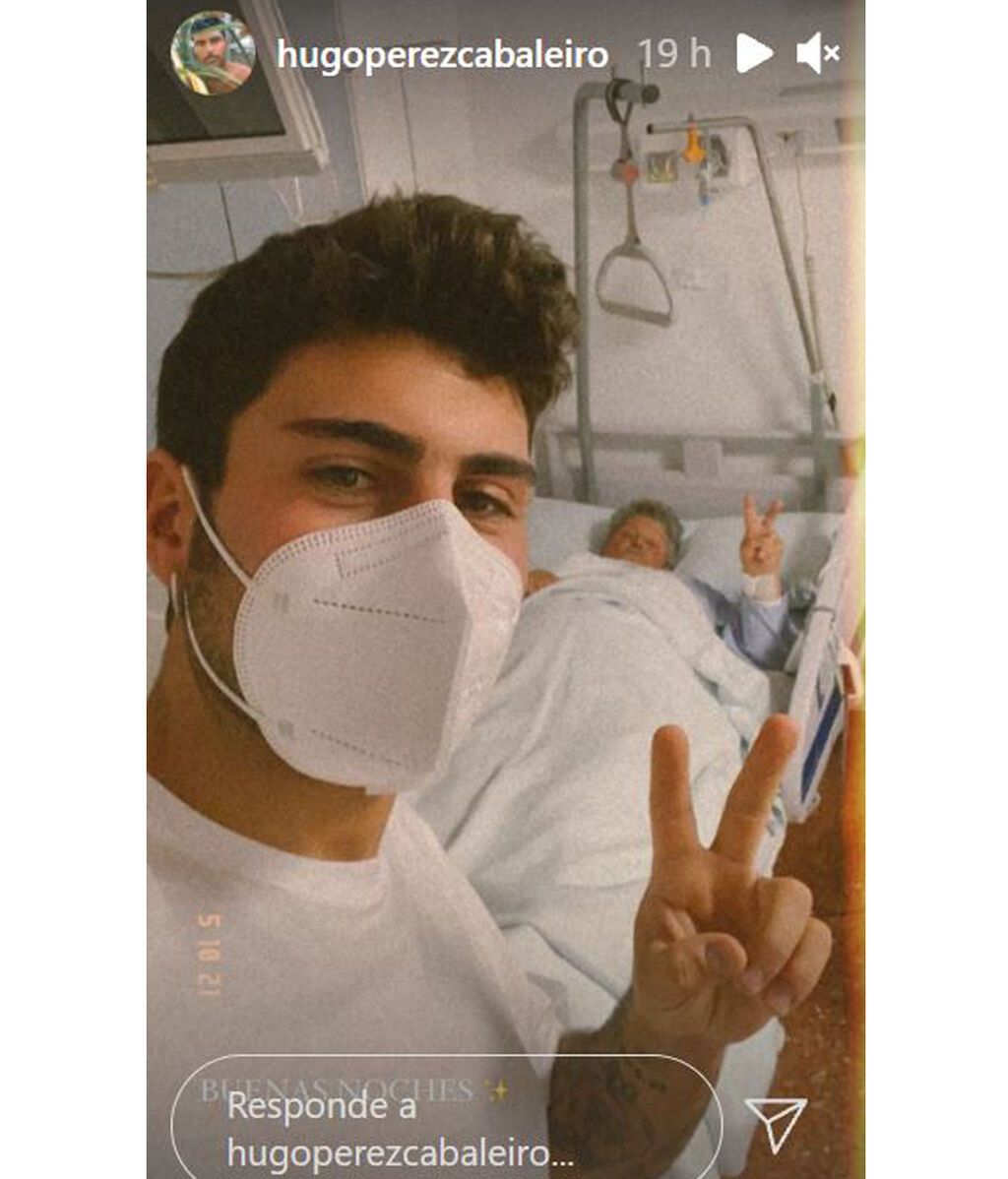 Hugo Pérez junto a su abuela en la cama del hospital