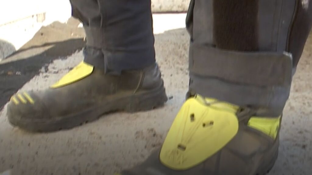 Las botas del traje ignífugo para medir la temperatura de los restos volcánicos