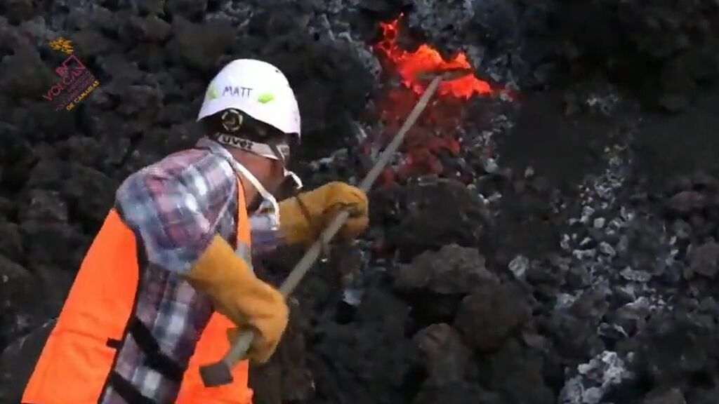 Un técnico de INVOLCAN toma muestras del lava de la colada