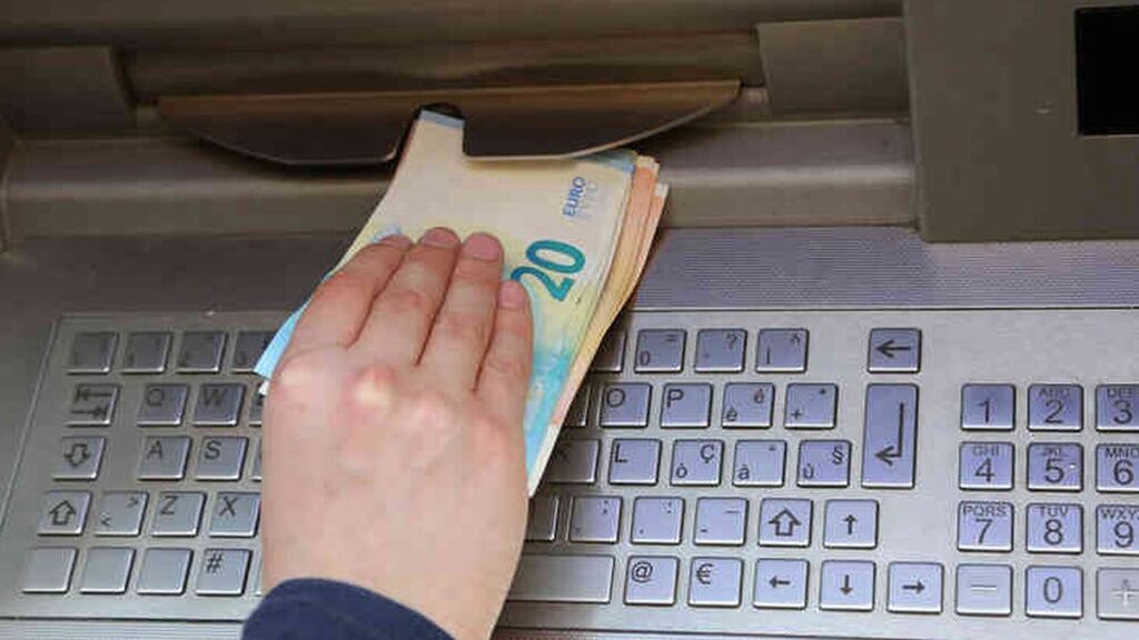 Sorpresa entre los clientes de algunas entidades bancarias que cobran por retirar dinero en ventanilla
