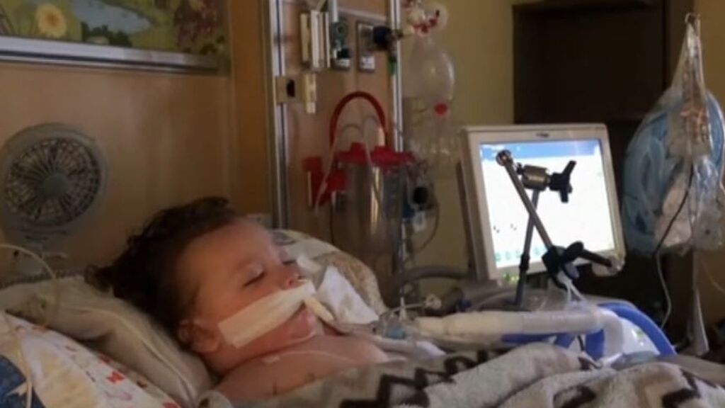 Adrián, el bebé de dos años en la UCI con neumonía tras contraer el covid
