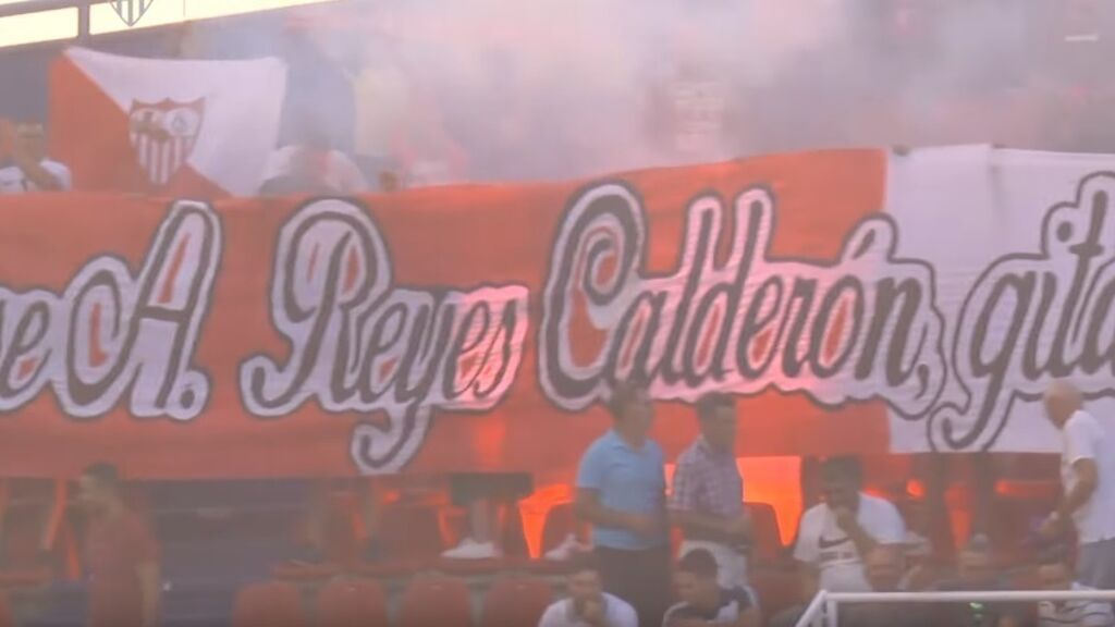 EuropaPress_2395183_biris_norte_saca_pancarta_homenaje_jose_antonio_reyes_extremadura-sevilla