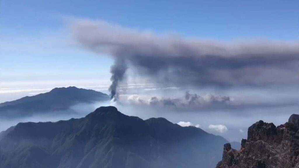 La columna de cenizas y gases del volcán, vista desde la cumbre de la Caldera de Taburiente