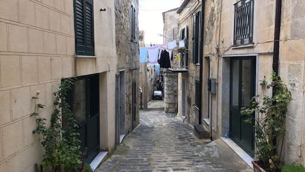 Un pueblo de Sicilia vende casas por un euro