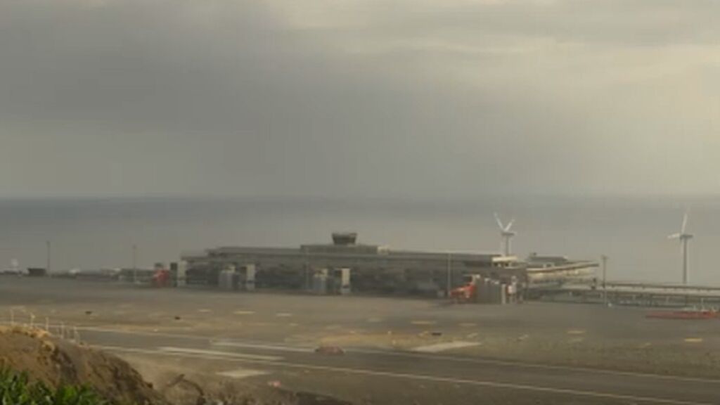 Las cenizas obligan a cerrar el aeropuerto de La Palma
