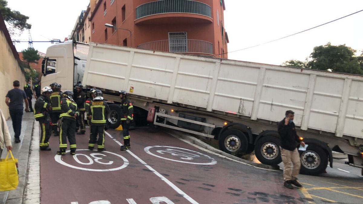 Un conductor atasca su camión en un cruce en Barcelona