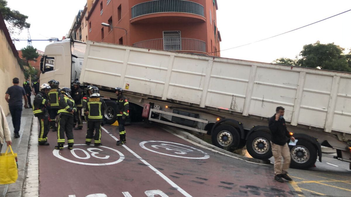 Un conductor atasca su camión en un cruce en Barcelona Un conductor atasca su camión en un cruce en Barcelona