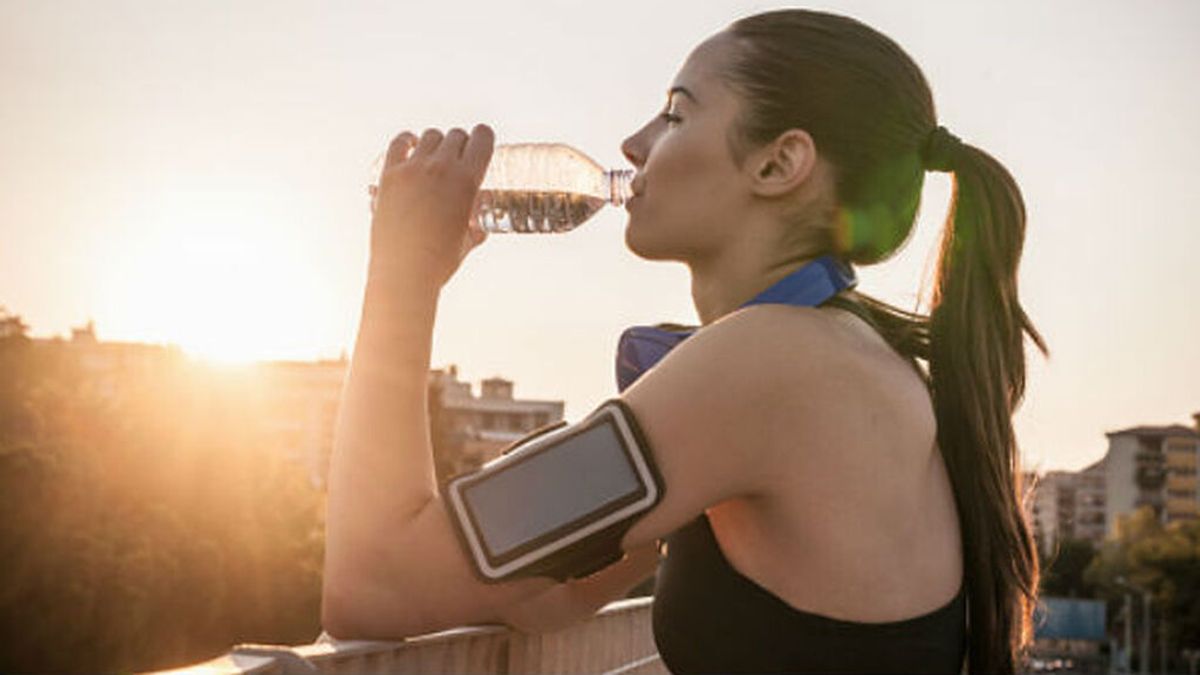 ¿Cuál es la mejor forma de hidratarse durante la práctica de ejercicio físico?
