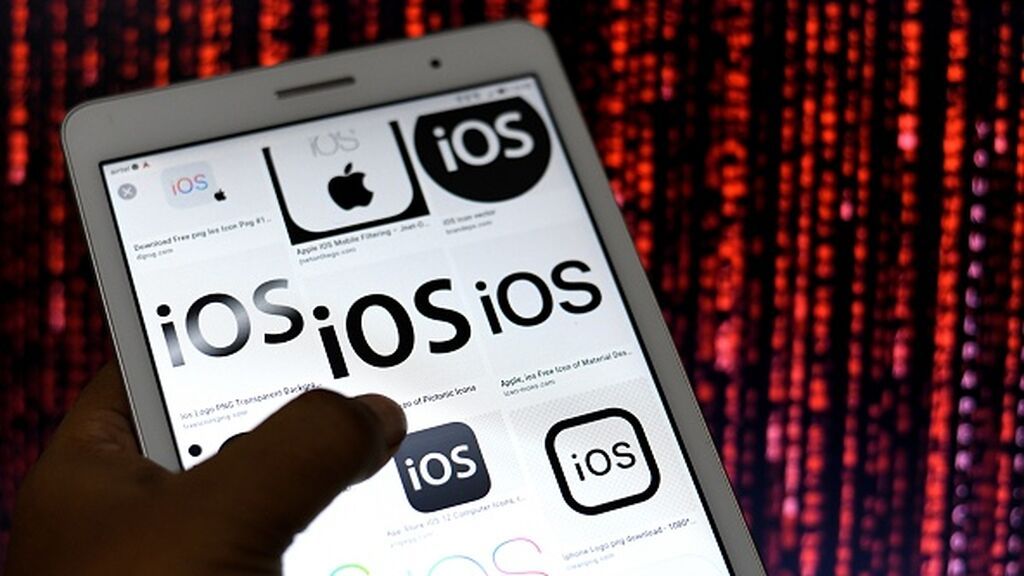 Ilustración del logo de iOS (Apple) en un móvil Android