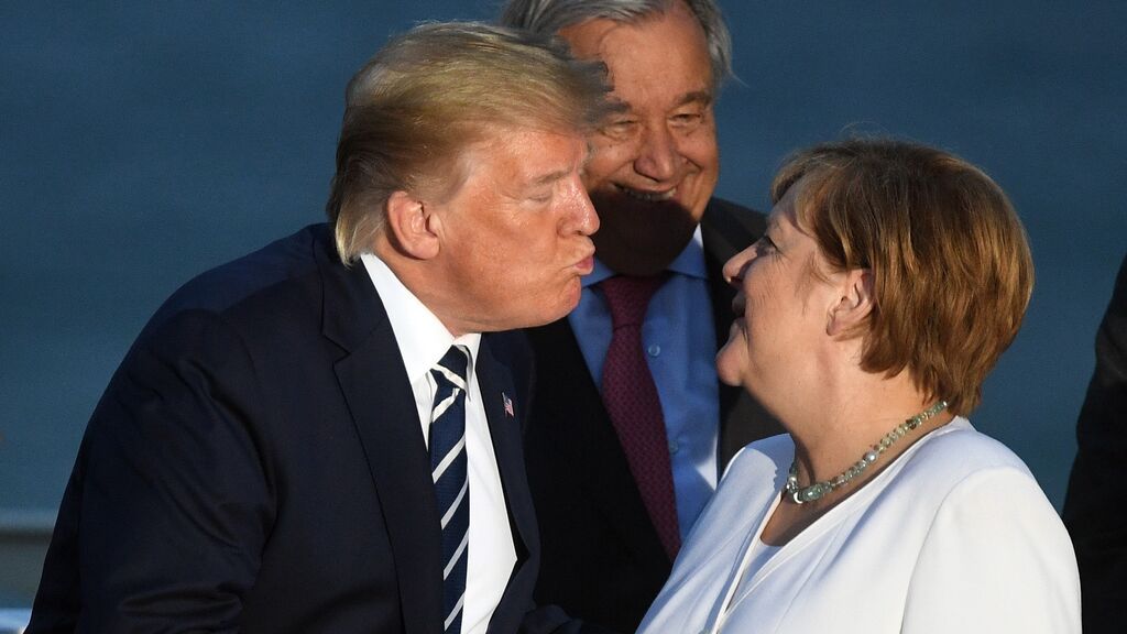 MERKEL Y TRUMP. BESO