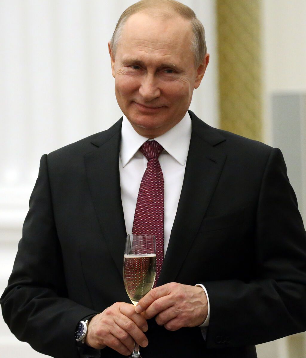 El presidente de Rusia, Vladimir Putin, con una copa de champán