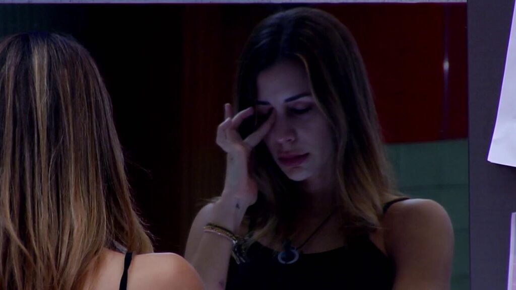 Cristina llora a solas en la cocina tras hablar de la posibilidad de la expulsión de 'Secret Story'