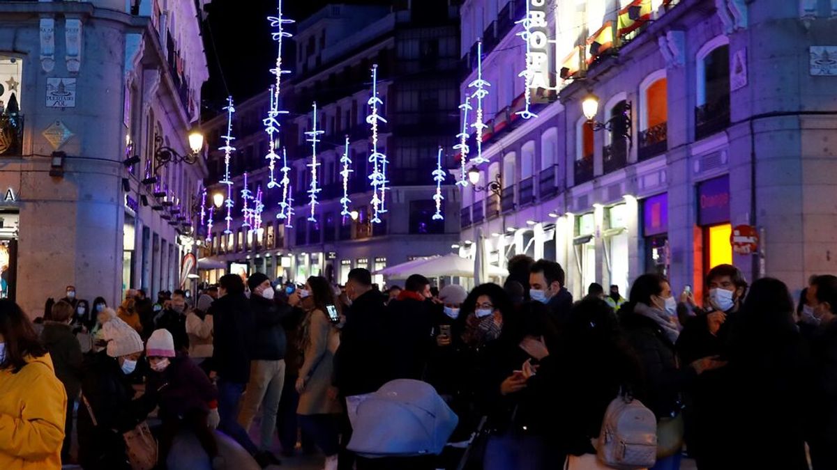 Personas se congregan para disfrutar de las luces navideñas en Sol en 2020