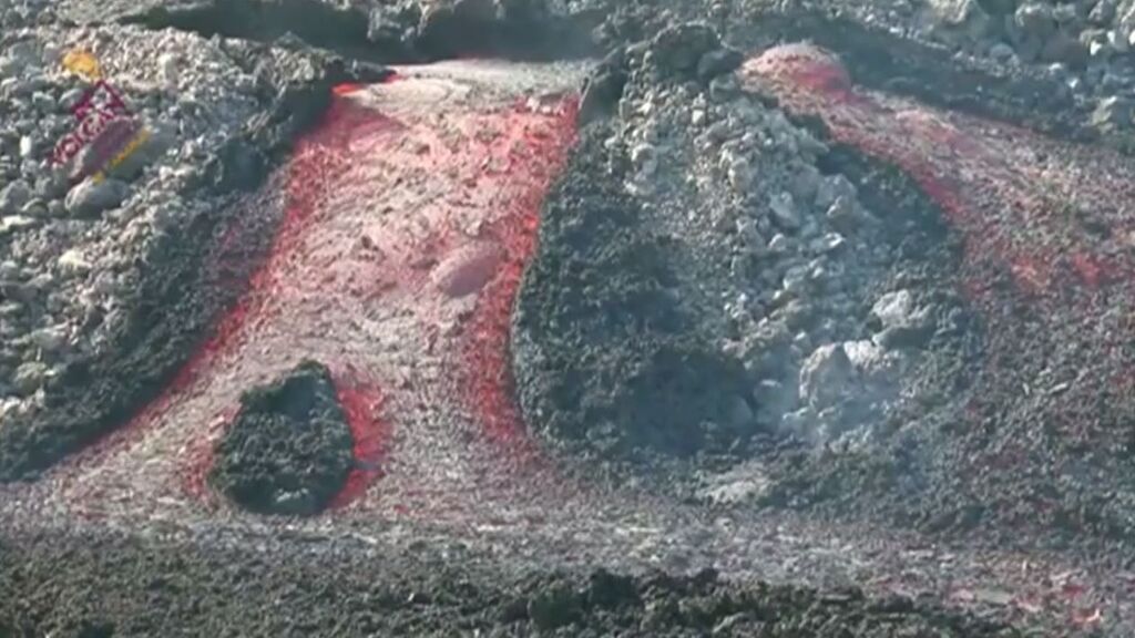 Imagen en primer plano de los tubos lávicos: así discurre el material volcánico