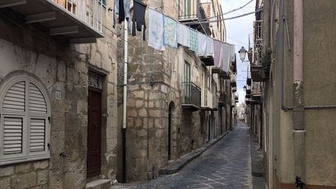 Un pueblo de Sicilia vende casas por un euro - Uppers