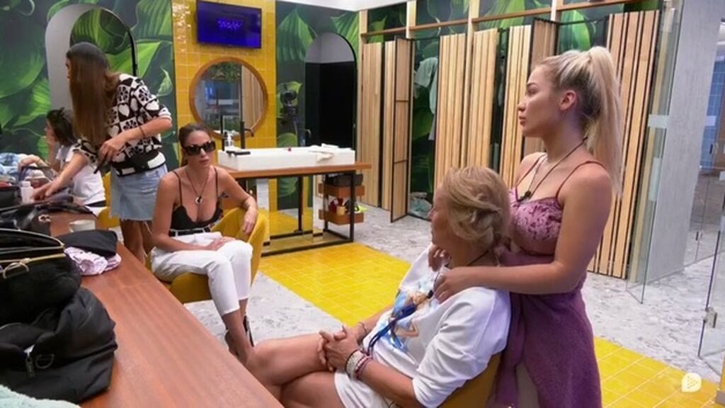 Emmy habla con las chicas