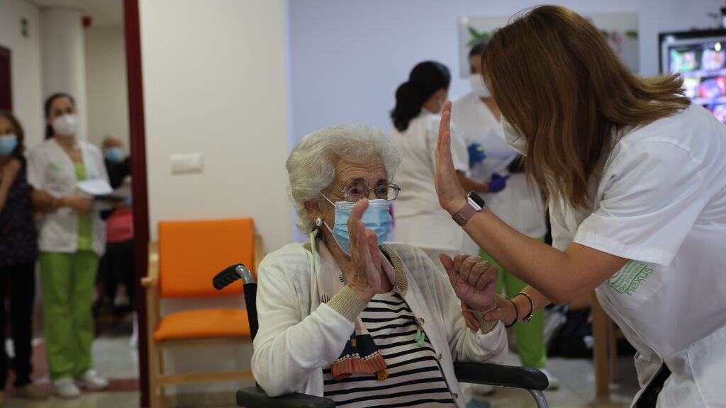 España es el país de Eruopa con menos casos y el segundo con más vacunados frente al covid