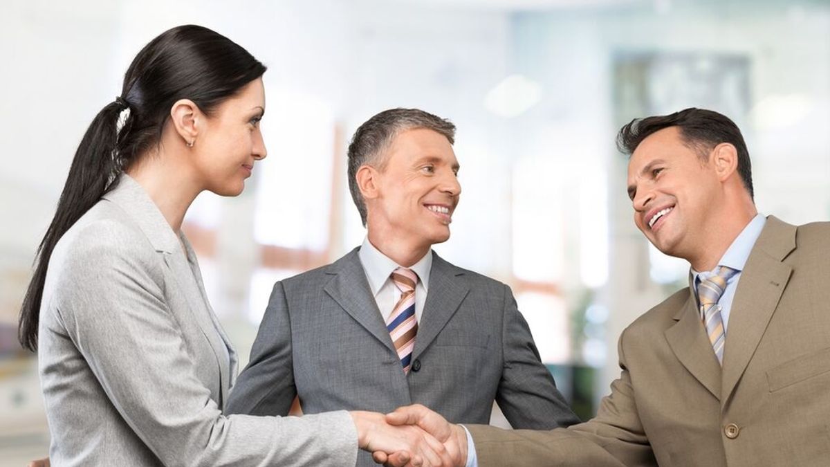 Los besos en la oficina, no proceden: "En la cortesía empresarial, apretón de manos y punto" Los besos en la oficina, no proceden: "En la cortesía empresarial, apretón de manos y punto"