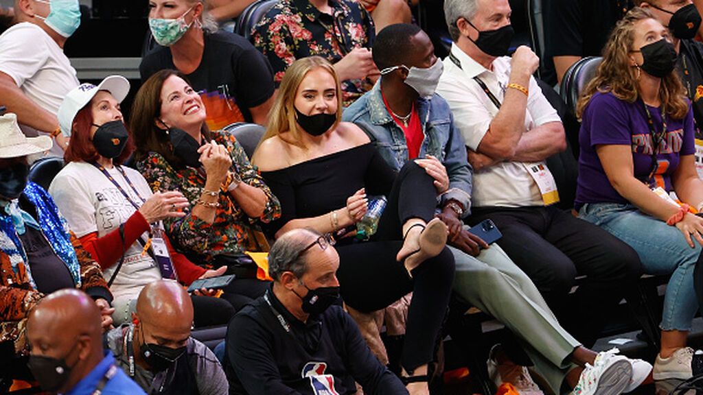 Adele y Rick Paul en la cancha de los Phoenix Suns el pasado mes de julio.