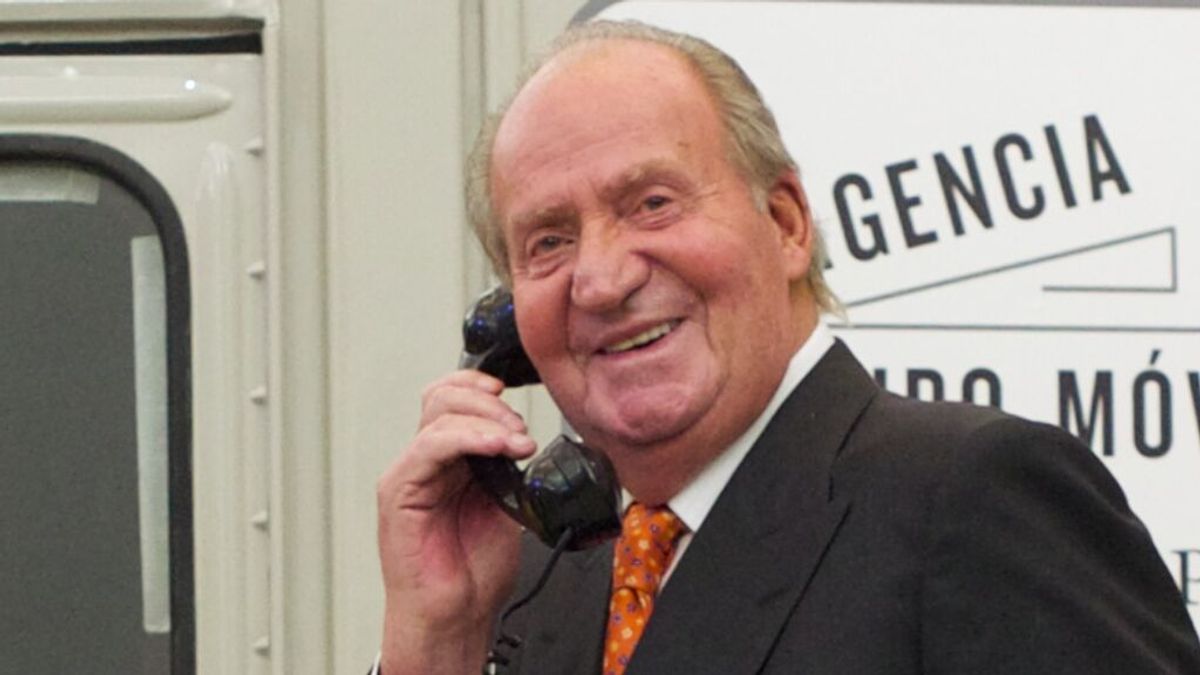 El rey Juan Carlos, al teléfono en una imagen de archivo El rey Juan Carlos, al teléfono en una imagen de archivo