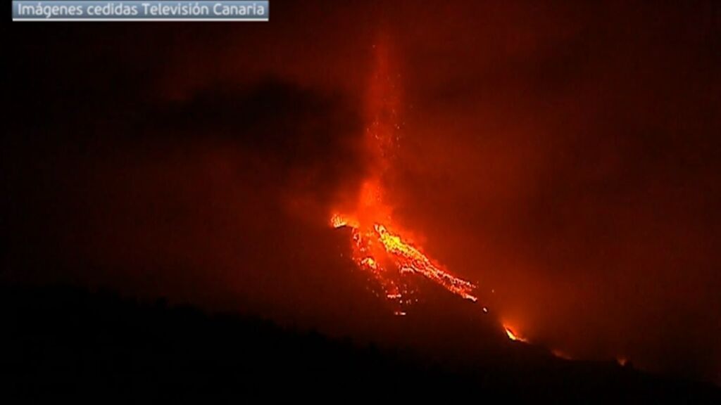 El volcán de La Palma sufre un rebose de lava: qué es este fenómeno