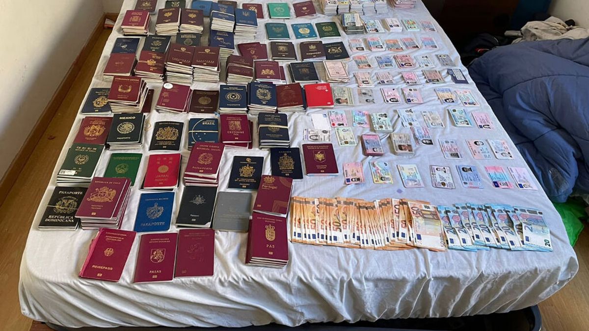 Tres detenidos en Barcelona acusados de robar 2.000 DNI para falsificarlos Tres detenidos en Barcelona acusados de robar 2.000 DNI para falsificarlos
