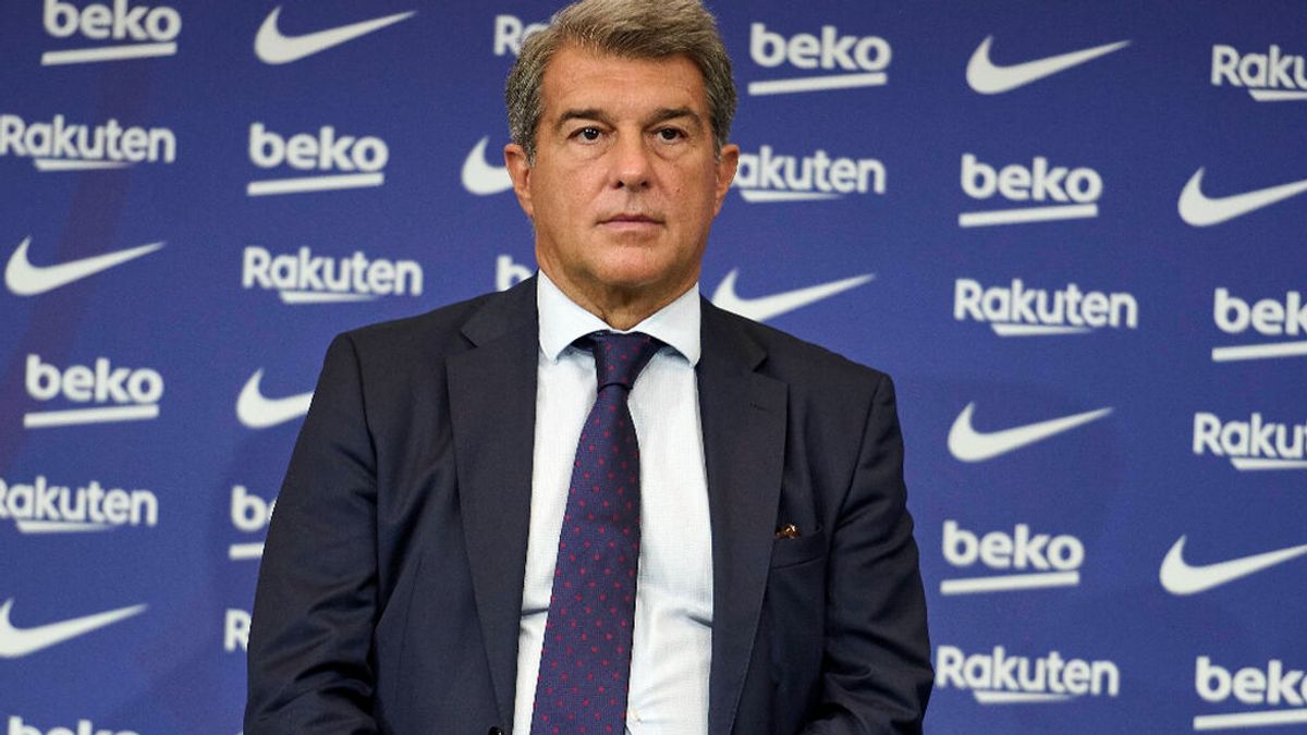 Laporta insiste en Koeman y habla de la salida de Messi: "Tuve la esperanza de que dijera que jugaba gratis" Laporta insiste en Koeman y habla de la salida de Messi: "Tuve la esperanza de que dijera que jugaba gratis"