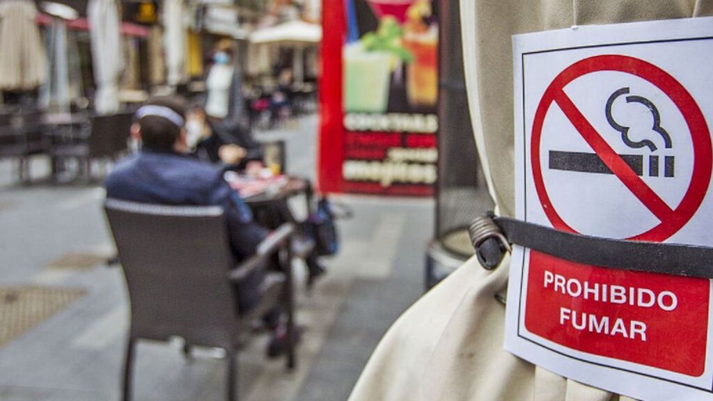 Sanidad anticipa la prohibición total de fumar en las terrazas de los bares