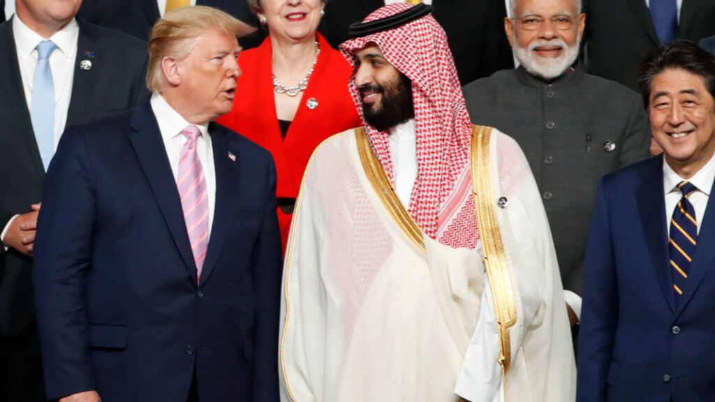 Mohamed bin Salman junto a Donald Trump en una reunión del G20