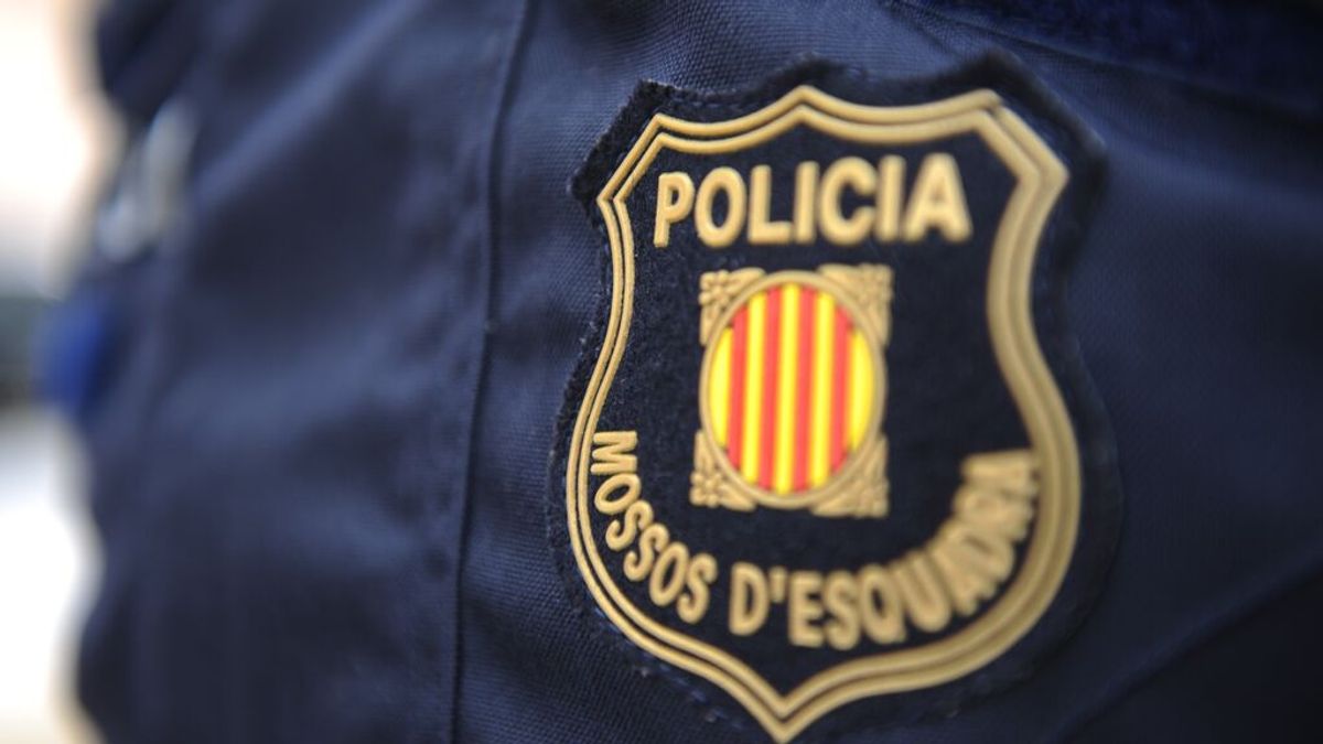 Investigan una agresión a agentes de Mossos d'Esquadra en Barcelona Investigan una agresión a agentes de Mossos d'Esquadra en Barcelona