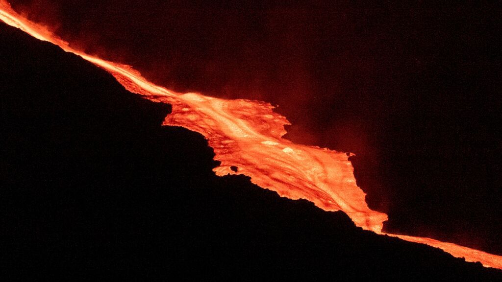 Se desprende parcialmente la cara norte del cono del volcán de La Palma y fluye una nueva lengua