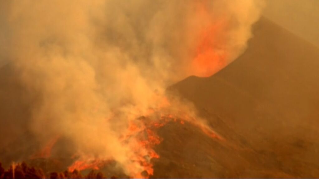 Las imágenes del momento en el que se derrumba el flanco norte del volcán de La Palma