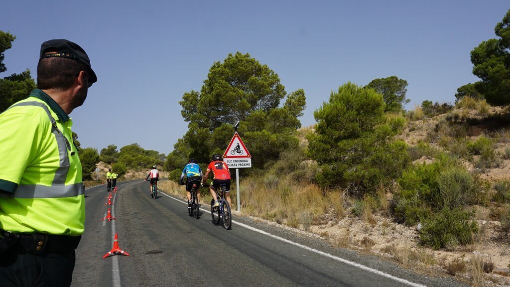 La nueva norma de la DGT para adelantar a los ciclistas en carretera y evitar ser multados