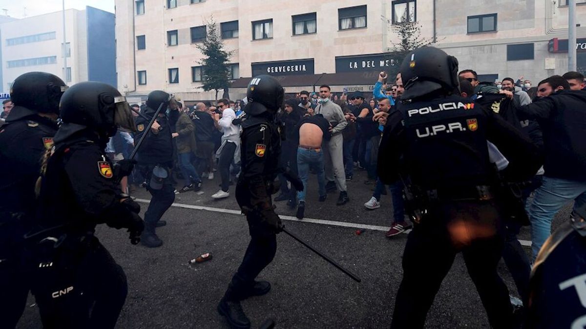 Dos detenidos y varios heridos tras carga policial contra afición del Oviedo