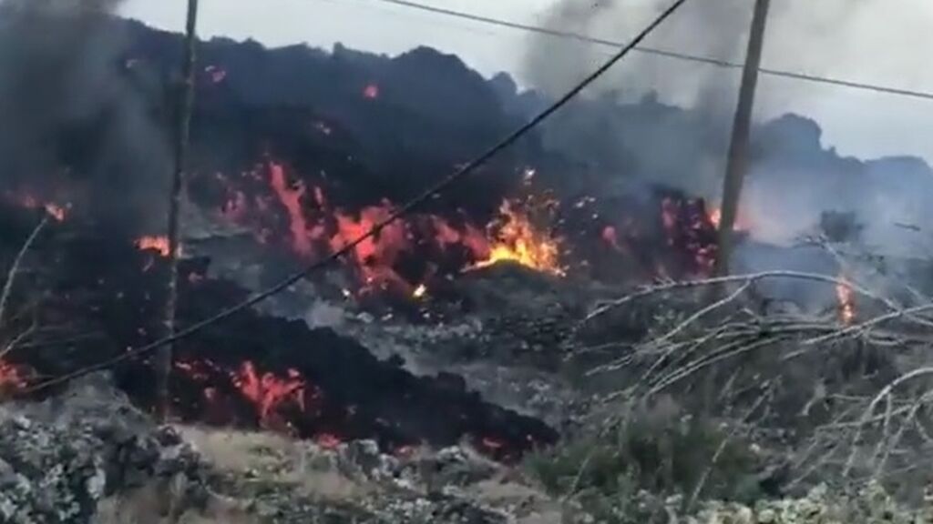 La nueva colada de lava genera una "tremenda" destrucción y dificulta el movimiento de los especialistas