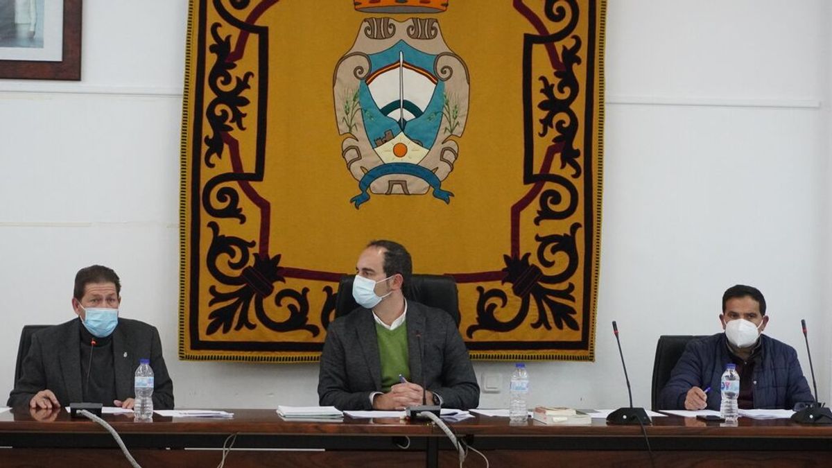 Multan con 3.000 euros a un bar de Carboneras por difundir imágenes de un concejal para "zaherir su honor" Multan con 3.000 euros a un bar de Carboneras por difundir imágenes de un concejal para "zaherir su honor"