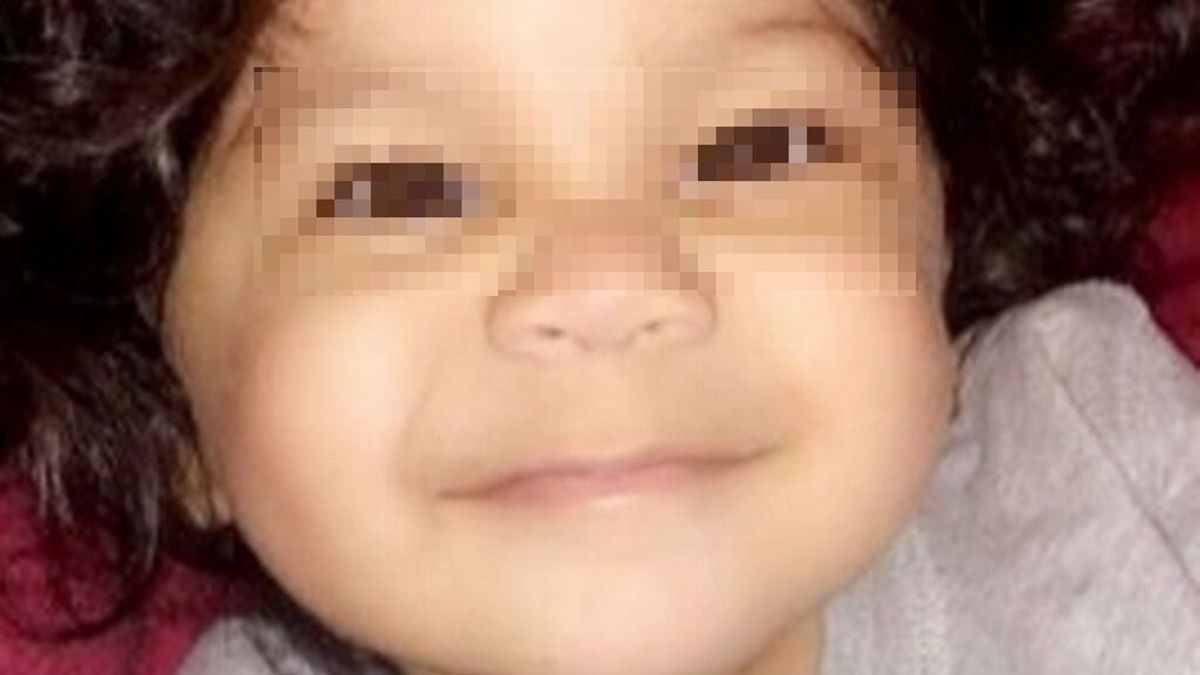 Muere un niño de tres años tras caer por una ventana cuando jugaba saltando en la cama