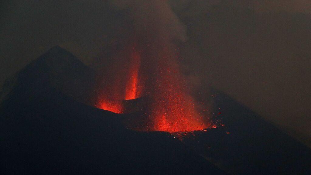 Derrumbe parcial de la cara norte del volcán de La Palma: surge una nueva colada en varias direcciones