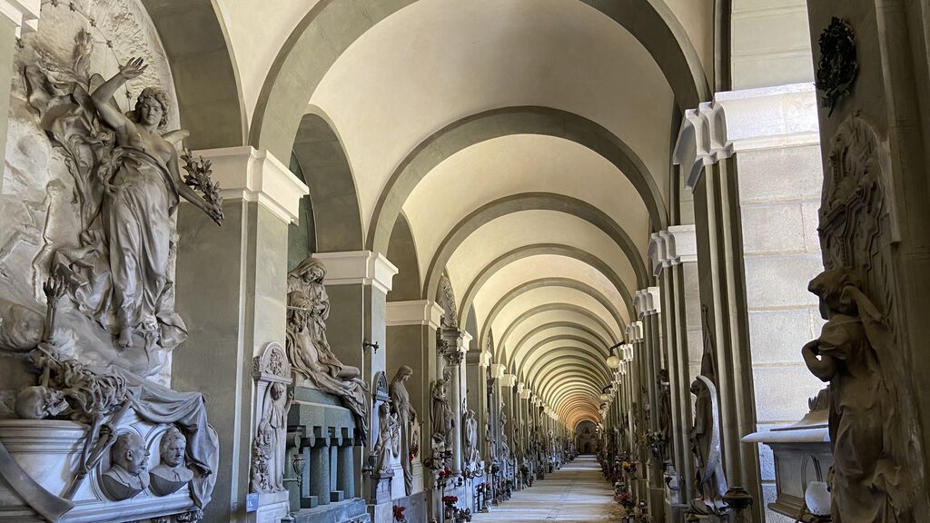 Galería de tumbas adornadas por estatuas en el cementerio de Génova.