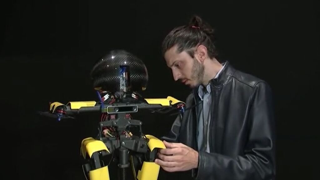 Leonardo, el robot bípedo que camina y vuela