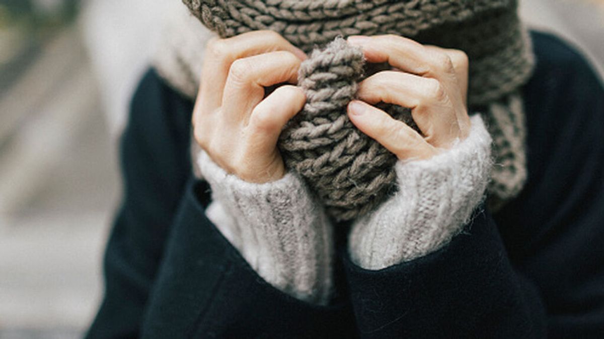 La razón evolutiva por la que las mujeres sienten más frío que los hombres