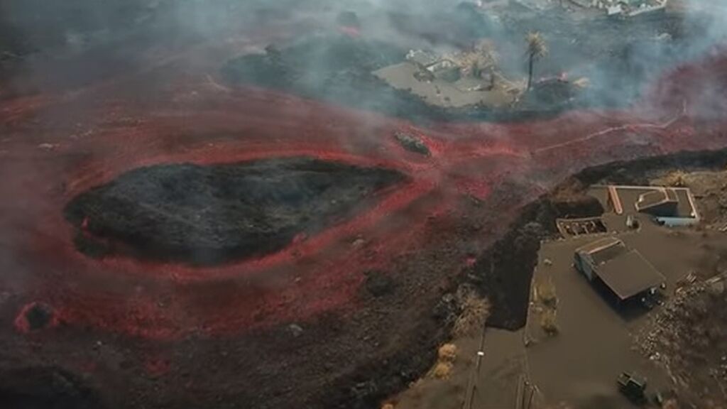 La lava del volcán de La Palma transporta bloques de roca del tamaño de una casa de tres pisos