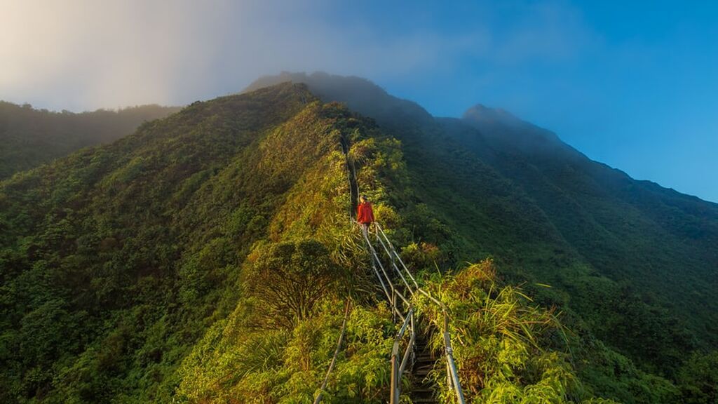 Adiós a la icónica Escalera al Cielo de Hawái, en la cresta de las montañas de Haiku