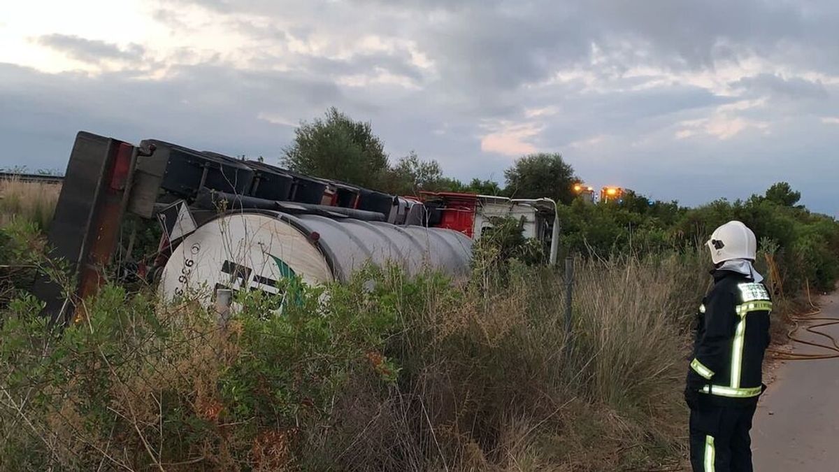 Vuelca un camión cisterna con 25.000 litros de sosa cáustica en la AP-7