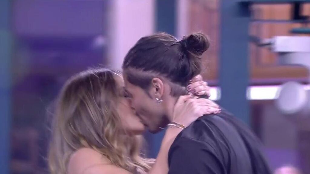 Los concursantes se enfrentan a la misión de los bailes: el besazo de Cristina y Luca