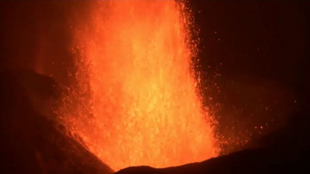 Impresionantes imágenes del volcán Cumbre Vieja esta noche
