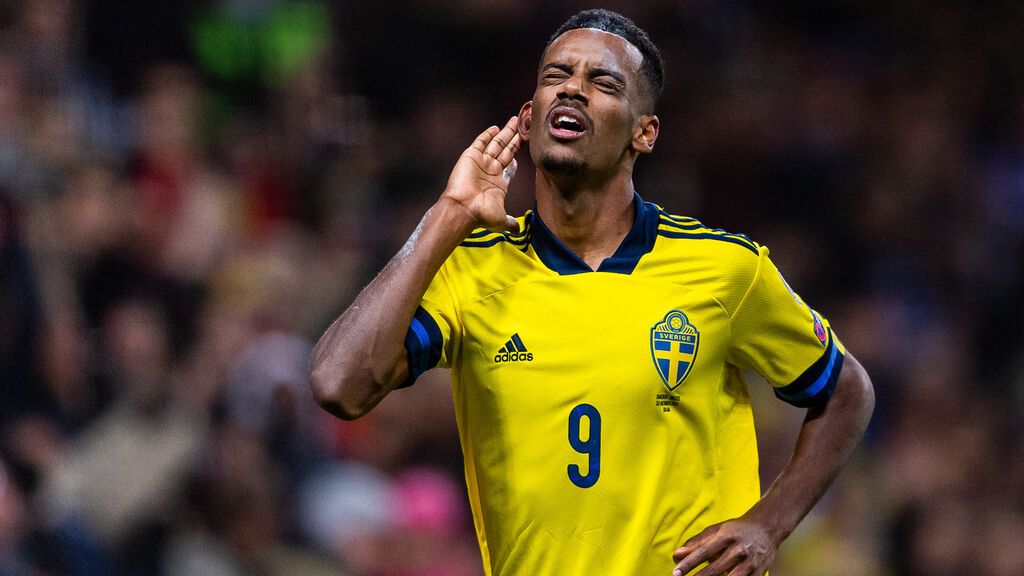 Isak aprovecha un pase en largo de su propio portero para anotar el segundo ante Grecia (2-0)